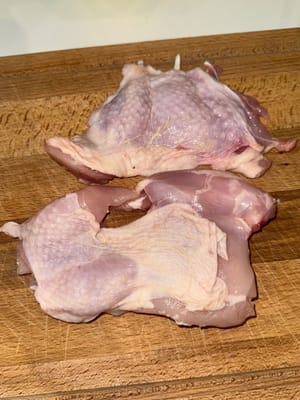首先，像這樣去掉雞肉的骨頭