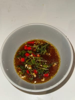 依指示添加豉油，魚露，藤椒油和水