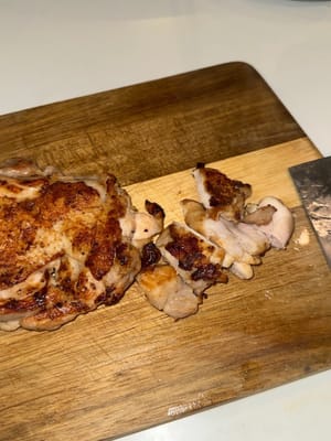 將雞肉切成條狀，裝盤