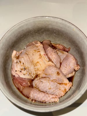 將雞肉放入碗中，用豉油、料酒、魚露、鹽和胡椒醃製 15 分鐘