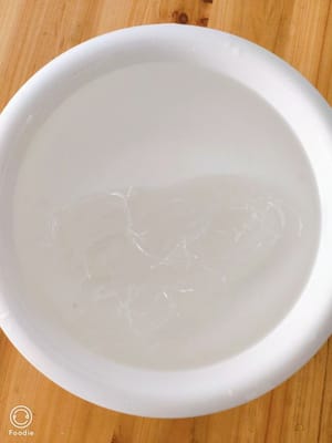 Die Fadennudeln 5 Minuten in Wasser einweichen. Nach dem Einweichen mit einer Schere schneiden.