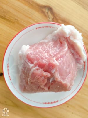 100g frisches Schweinefleisch