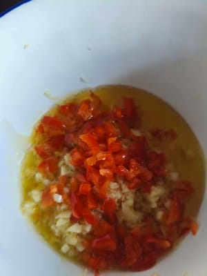10 g Knoblauch, 10 g Ingwer und 30 g Reispfeffer in eine Schüssel geben. Heißes Öl darübergießen, um das Aroma zu verstärken. Entsprechend viel Salz, 10 ml Sojasauce, 1 Teelöffel Austernsauce und die entsprechende Menge Zucker hinzufügen. Gut umrühren und beiseite stellen.