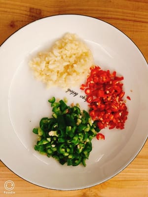 Je 10 Gramm gehackten Ingwer, Zwiebeln und Knoblauch beiseite legen.