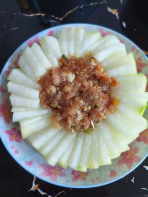 Anschließend das gleichmäßig vermischte Hackfleisch in die Mitte der Wintermelone geben.
