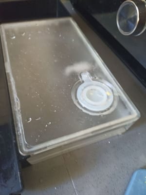 Geben Sie ausreichend Wasser in den Behälter