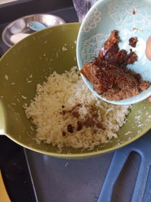 Anschließend 80 g geriebenen Kokosblütenzucker zur anderen Hälfte geben und verrühren.