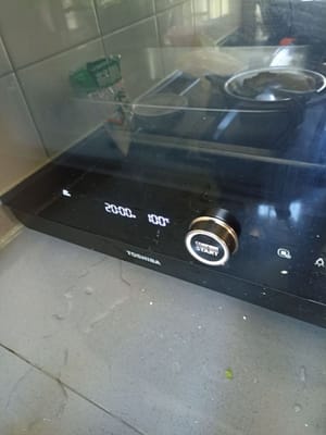 Den Kuchen abdecken und dämpfen. Ich habe ihn hier 40 Minuten gedämpft.