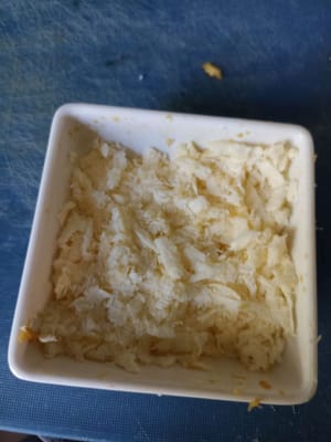 Dann den Teig drucken, in Teig A geben, drücken, so dass es nicht kompakt ist und