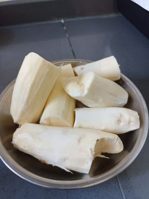 Maniok schälen und waschen