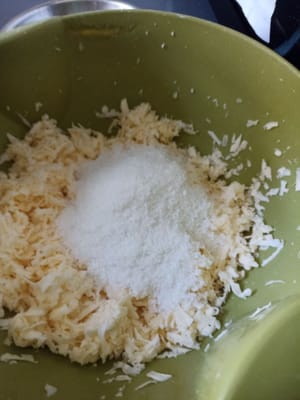 Anschließend 50 g trockene Kokosraspeln dazugeben und gut verrühren.