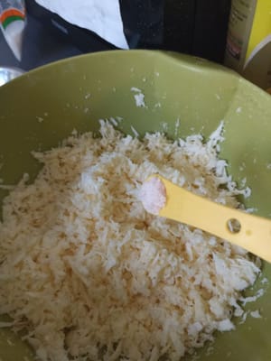 1/2 TL Salz hinzufügen und nochmals umrühren, bis alle Zutaten gut vermischt sind.
