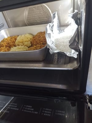 Die trockenen Kokosraspeln dazugeben und mit dem noch nicht ganz durchgebackenen Kuchen kurz dünsten (die trockenen Kokosraspeln 5-6 Minuten dünsten)