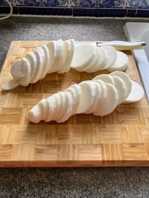 蘿蔔去皮切片