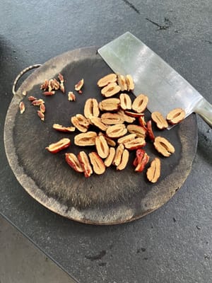 Buang biji dari buah jujube dan potong masing-masing menjadi 4 bagian