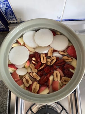 Masukkan semua bahan ke dalam panci tanah liat dan tambahkan 2 liter air. Masak dengan api sedang hingga mendidih. Kecilkan api dan lanjutkan memasak selama 20 menit.
