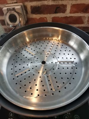 Dann eine Bratpfanne vorbereiten, Wasser einfüllen, warten bis das Wasser kocht