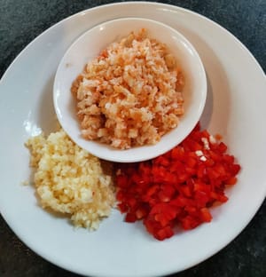 Bereiten Sie die Zutaten für die Sauce vor (gehackte Chilis, Knoblauch und gehackte getrocknete Garnelen)
