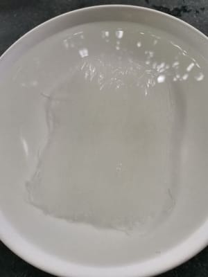 Anschließend die Fadennudeln 5 Minuten in heißem Wasser einweichen.