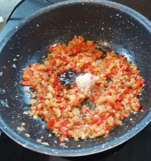 Anschließend die gehackten roten Chilischoten hinzufügen und die Gewürze (1 TL Austernsauce, 1 TL Sojasauce, 1 TL Zucker, 1 TL Salz) hinzufügen.