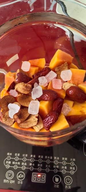 Place the chopped papaya into a sweet soup pot, add 5-6 rock sugar cubes and 5-6 red dates. You can omit the sugar if you don't like it too sweet.