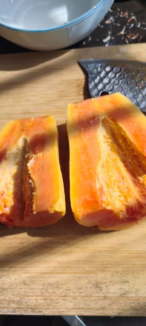 Mit einem Löffel die Kerne aus der Mitte entfernen.