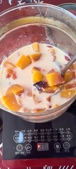 Once cooked, turn off the heat and let it sit for one minute before pouring in 200ml of pure milk and adding 10g of goji berries.