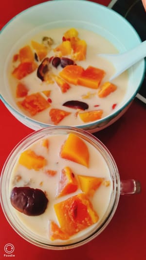 Der Eintopf aus Papaya, roten Datteln und Milch ist fertig. Ein Schluck – er ist köstlich, duftend und wärmend.