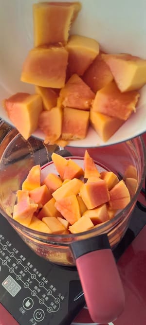 Place the chopped papaya into a sweet soup pot, add 5-6 rock sugar cubes and 5-6 red dates. You can omit the sugar if you don't like it too sweet.