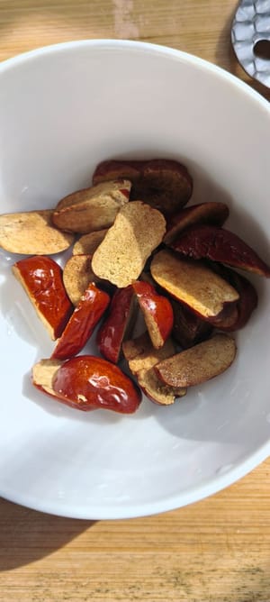 Cut 6 red dates into small pieces with scissors and set aside.