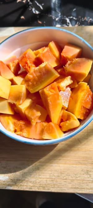 Cut the prepared papaya into thick strips, then cut it into small pieces and set aside.