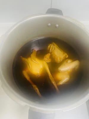 Mettez le pigeon transformé dans la marinade, et une fois la marinade bouillie, baissez le feu et laissez cuire pendant 15 minutes (si le pigeon est gros, ajoutez 2 minutes de plus), éteignez le feu et laissez le pigeon continuer à tremper dedans pendant environ deux heures pour absorber complètement l'arôme de la marinade.