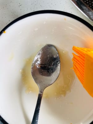 脆皮處理 將乳鴿從滷水汁裡面撈出嚟，瀝乾滷水汁，刷上白醋。讓它稍微風乾半小時，之後再刷上蜜糖水。