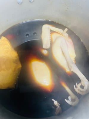 鹵製乳鴿
把處理好的乳鴿放入滷汁中，滷汁煮開後調小火煮15分鐘（如乳鴿較大，可加多2分鐘），關火，讓乳鴿繼續在裡面浸泡兩小時左右，使其充分吸收滷汁的香味。