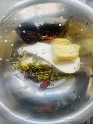 如果使用滷料包或滷水汁，可直接跳過此步驟（下面材料不在配方裡），從第三步驟開始操作。
自配鹵料包
將生抽80克、老抽65克、羅漢果半或冰糖30克、八角2個、香葉3片、桂皮5克、陳皮1塊、草果2個、山奈適量、辣椒乾殼2條（或依自己配製）、料酒2匙口味（汄水肉1勺，滷水1匙）、青花椒殼2克、紅花椒殼5克、鹽2匙（可依自己口味調整，比平常煮湯鹹啲）、白芷3-5克、小茴香3-5克、草蔻3-5克、丁香1-2個準備好。乾性材料洗乾淨後，全部放進鹵料袋裡面紮緊備用。當然啦，同學也可以自己買滷料包，或是買自己常用的滷料汁，都是可行的。