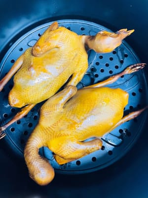 Pigeons rôtis
Préchauffez la friteuse à air chaud à 190 °C, puis placez les pigeons et faites-les rôtir. Le ventre étant plus ferme, faites-le rôtir 3 minutes 30 secondes, puis retournez-le et faites-le rôtir 2 minutes 30 secondes sur le dos (la durée peut être ajustée en fonction de la taille du pigeon). Les pigeons ainsi rôtis ont une peau croustillante, un cœur tendre et juteux, et un arôme parfumé.