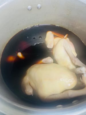 鹵製乳鴿
把處理好的乳鴿放入滷汁中，滷汁煮開後調小火煮15分鐘（如乳鴿較大，可加多2分鐘），關火，讓乳鴿繼續在裡面浸泡兩小時左右，使其充分吸收滷汁的香味。