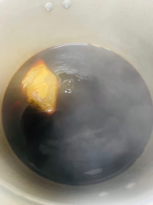 Marinade
Comme les pigeons sont petits, le temps de marinade est court. Il est donc nécessaire de préparer la marinade à l'avance pour en rehausser la saveur. Plongez le sachet de marinade préparé dans l'eau et faites-le cuire 30 minutes à l'avance. Goûtez ensuite : elle sera plus salée qu'à la cuisson habituelle.