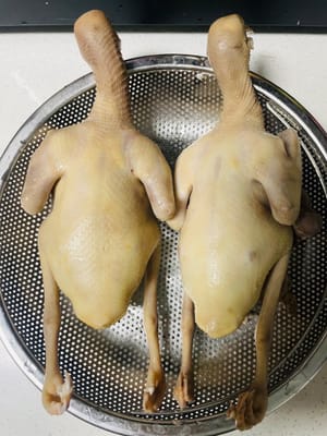 Préparation du pigeon
Nettoyez le pigeon à l'intérieur et à l'extérieur, puis plongez-le dans une casserole d'eau froide. Ajoutez le vin de cuisson, les grains de poivre et les tranches de gingembre pour le blanchir. Après le blanchiment, lavez-le et égouttez-le pour une utilisation ultérieure.