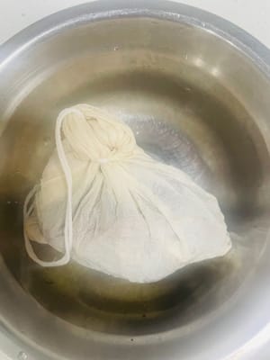 Si vous utilisez un sac de marinade ou une marinade, vous pouvez sauter cette étape directement (les ingrédients suivants ne sont pas inclus dans la recette) et commencer à l’étape 3.
Sachet de marinade maison
Préparez : 80 g de sauce soja claire, 65 g de sauce soja foncée, un demi-fruit du moine ou 30 g de sucre candi, 2 étoiles d’anis, 3 feuilles de laurier, 5 g de cannelle, 1 zeste de mandarine, 2 fruits d’herbe, la quantité appropriée de galanga, 2 coquilles de piment séchées (ou ajoutez-en selon votre goût), 2 cuillères à soupe de vin de cuisine (1 cuillère à soupe de viande blanchie, 1 cuillère à soupe de marinade), 2 g de cosses de poivron vert, 5 g de cosses de poivron rouge, 2 cuillères à soupe de sel (à ajuster selon votre goût, plus salée que d’habitude), 3 à 5 g d’angélique, 3 à 5 g de fenouil, 3 à 5 g de cardamome et 1 à 2 clous de girofle. Après avoir lavé les ingrédients secs, mettez-les dans le sac à marinade et fermez-le pour une utilisation ultérieure. Bien sûr, les élèves peuvent aussi acheter leurs propres sacs à marinade ou leur propre jus de marinade habituel, ce qui est tout à fait possible.