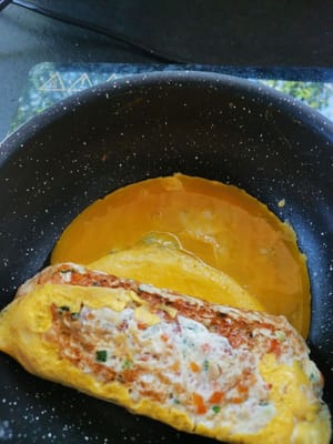 then add a little more oil, then pour in the egg yolk again, and roll it from back to front.