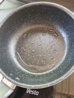 Prepare the Teflon pan, wait until it is hot, then add a little oil.