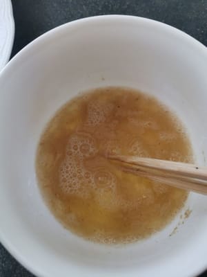 在蛋白中加入少許鹽和胡椒粉，然後攪拌均勻。
