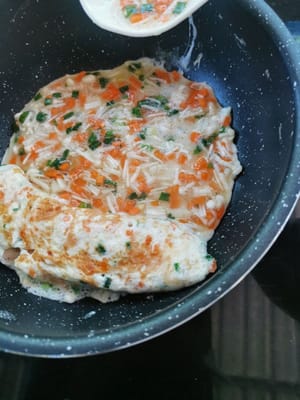 then add a little more oil, and pour in the egg whites again.