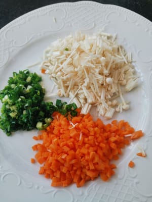 then prepare the ingredients (carrots, enoki mushrooms and spring onions)