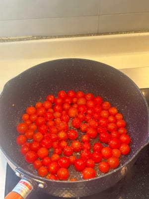 หลังจากนั้น นำมะเขือเทศใส่ลงในกระทะที่ร้อนแล้ว เติมเกลือเล็กน้อย และปิดฝา เคี่ยวจนมะเขือเทศนิ่ม