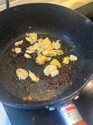 ใส่กระเทียมและขิงลงไปผัดให้เข้ากัน