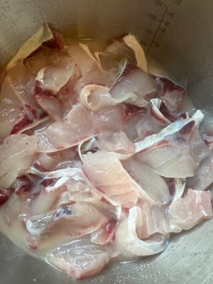 เริ่มต้นด้วยการล้างชิ้นปลาให้สะอาด คลุกเคล้าด้วยแป้งข้าวโพดผสมน้ำ แล้วทิ้งไว้ 10 นาที