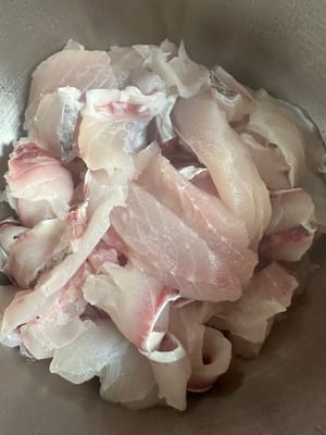 หลังจากนั้น ล้างด้วยน้ำสะอาดเพื่อขจัดกลิ่นคาว แล้วสะเด็ดน้ำให้แห้ง