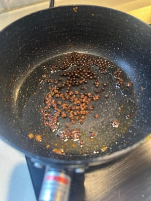 ล้างหม้อให้สะอาด แล้วนำพริกภูเขากุ้ยโจวและพริกเสฉวนไปผัดจนหอม